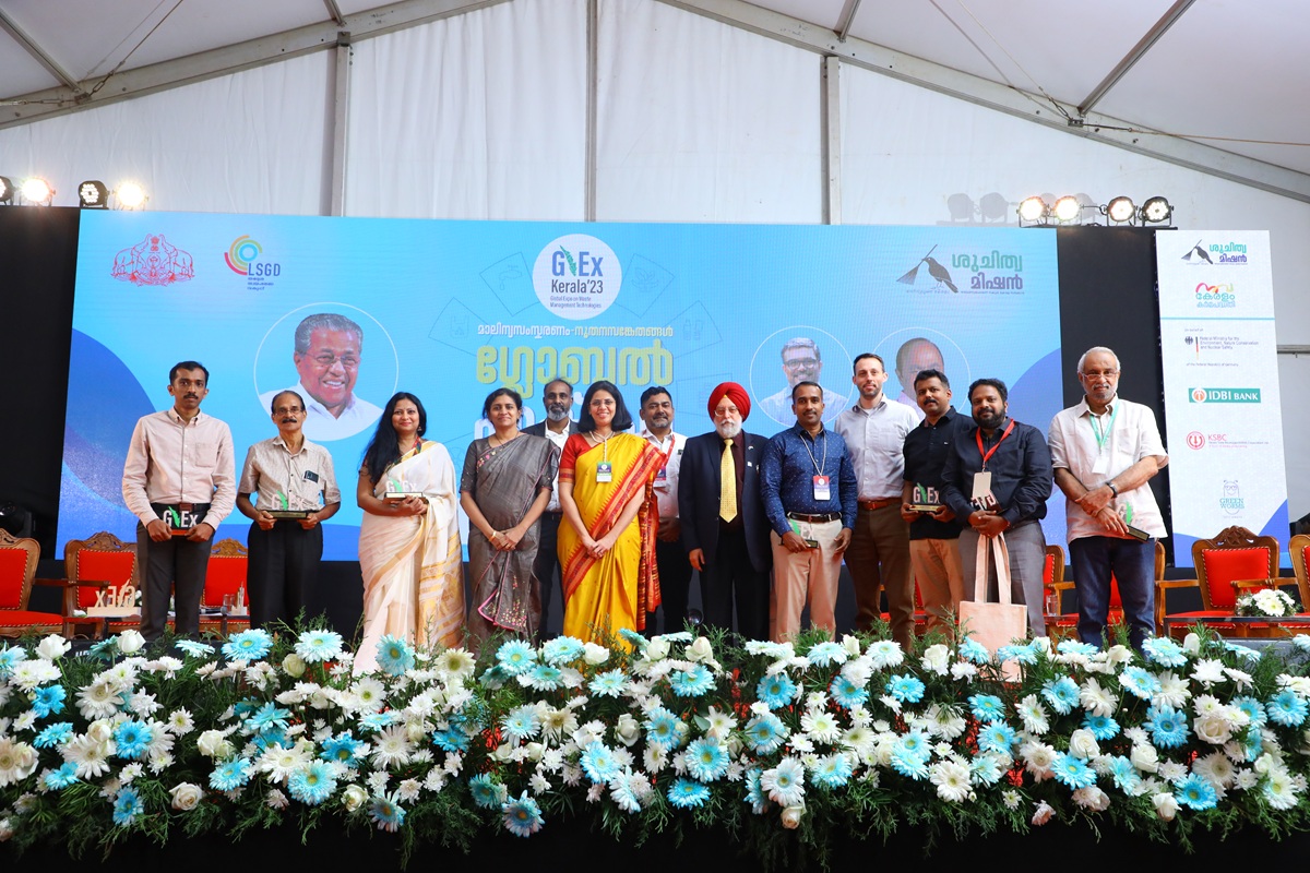 Gruppenbild mit 13 Personen bei G‘EX Kerala 2023 – Global Expo on Waste Management Technologies 