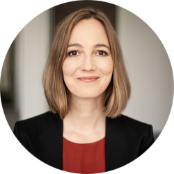 Frau mit schulterlangen hellbrauen Augen und Blazer