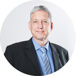 Mann mit grauen Haaren im Anzug