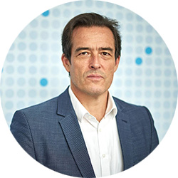 Mann mit schwarzen Haaren und Anzug