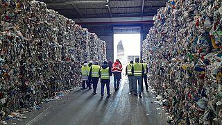 Gruppe besichtigt eine Abfall-Sortieranlage