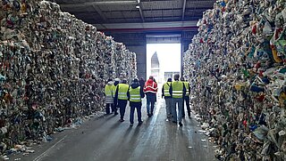 Gruppe besichtigt eine Abfall-Sortieranlage