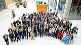 Gruppenfoto mit rund 200 Personen und Carsten Schneider im Vordergrund