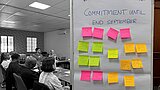Pinnwand mit Überschrift "Commitment until end september" und vielen farbigen Post-its