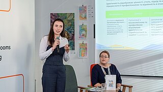 Eine Referentin spricht auf einer Konferenz.