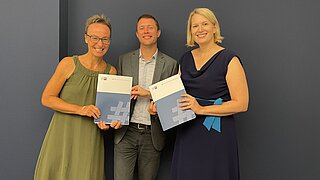 Sofie Geisel (Geschäftsführerin, DIHK Service GmbH), Bert Wibel (Projektleiter, Chambers for GreenTech, DIHK Service GmbH) und Julia Braune (Geschäftsführerin, German Water Partnership e.V.) im Haus der deutschen Wirtschaft (v.l.n.r.)