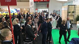 Am Eröffnungstag der IFAT besuchte Bundesministerin Steffi Lemke (2. v. r.) den Gemeinschaftsstand des BMUV, an dem sich auch die EXI vorstellte.
