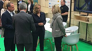 Nilgün Parker (1. v. r.), Leiterin des Referats für „Nachhaltige Finanzpolitik, Umwelt und Außenwirtschaftsförderung“ im Bundesumweltministerium im Gespräch mit Bundesministerin Steffi Lemke (2. v. r.).