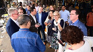Dr. Antje Berger, BMUV-Auslandsattachée, Klima und Umwelt, der Deutschen Botschaft in Neu-Delhi, im Gespräch mit Beamten der Ghazipur-Deponie