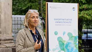 Nilgün Parker, Leiterin des Referats für „Nachhaltige Finanzpolitik, Umwelt und Außenwirtschaftsförderung“ im Bundesumweltministerium begrüßte die Anwesenden im Garten der Villa Elisabeth. 