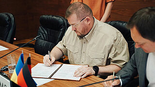 Dmytro Lunin und Taras Zhuravel während der Unterzeichnung der Kooperationsvereinbarung