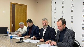 Die Kooperationsvereinbarung wurde von Andrii Simonov, Bürgermeister der Gemeinde Pyrjatyn, Vitalii Kolisnichenko, Bürgermeister der Gemeinde Hrebinka, Oleksandr Vasylenko, Bürgermeister der Gemeinde Tschornuchy, und Anatolii Titenko, Bürgermeister der Gemeinde Nowoorzhyzke, unterzeichnet.  