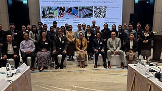 Gruppenfoto mit rund 30 Personen, darunter die beiden Vertretenden aus Deutschland und Projektbeteiligte aus Laos