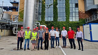 Delegation besucht die Stadtwerke Rosenheim mit ihrem Müllheizkraftwerk (v. l. n. r. Miķelis Osis, Aleksandr Taraskin, Marika Lillemets, Heiko Bollwig, Ričards Aksels Ozoliņš, Laurynas Virbickas, Guna Bērziņa, Saulius Vasarevičius, Patrizia Condemi, Gints Kukainis, Philipp Mend, Ēriks Timpars).
