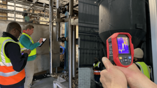 Zweiteiliges Bild aus einer Industrieanlage. Links inspizieren zwei Arbeiter in Warnwesten und mit Klemmbrettern ein System aus Edelstahlrohren. Rechts hält eine Person ein Infrarot-Thermometer mit Wärmebildanzeige.