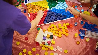 Kindern basteln aus Flaschendeckeln Bilder