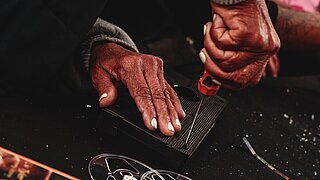 Hände reparieren etwas