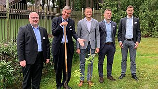 David Bartels (Ständiger Vertreter der Deutschen Botschaft in Lettland), Christian Heldt (Botschafter der Bundesrepublik Deutschland in Lettland), Māris Balčūns (Büroleiter der Deutsch-Baltischen Handelskammer in Lettland), Miķelis Osis (Projektleiter der Deutsch-Baltischen Handelskammer beim Projekt Exportinitiative Umweltschutz), Robin Gullick (bereichsübergreifender Praktikant der Deutsch-Baltischen Handelskammer in Lettland) bei der gemeinsamen Baumpflanzaktion in Riga.