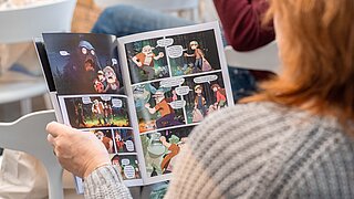 Eine Frau liest einen Comic.