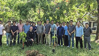 Beteiligte an der Baumpflanzaktion auf dem Gelände des Public Work Training Institute (PTI) in Thanaleng, Laos