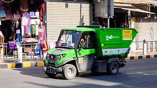 grünes, kleines Abfallsammelfahrzeug auf den Straßen Ammans