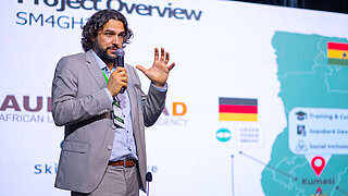 Ein Mann spricht auf einer Konferenz.