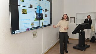 Frau präsentiert und zeigt auf etwas