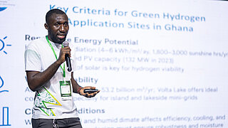 Ein Mann spricht auf einer Konferenz.