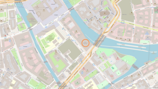Kartenausschnitt mit Straßen, Gebäuden und Fluss, markiert ist das Haus der Deutschen Wirtschaft