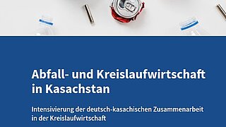 Kleine Weltkugel umgeben von verschiedenen Abfallgegenständen wie Dosen, Plastikflaschenverschlüssen und Watte auf weißem Hintergrund über blauem Bereich mit Text zu Abfall- und Kreislaufwirtschaft in Kasachstan