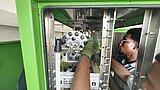 Person arbeitet an Anlage