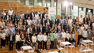 Gruppenfoto der Teilnehmenden mit Staatssekretär Tidow und ZUG-Geschäftsführerin Constanze Haug
