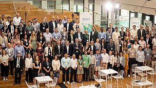 Gruppenfoto der Teilnehmenden mit Staatssekretär Tidow und ZUG-Geschäftsführerin Constanze Haug