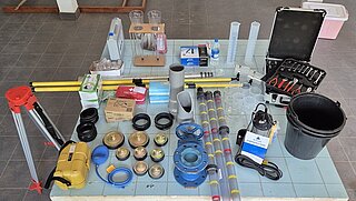 Tisch mit verschiedenen Trainingsmaterialien