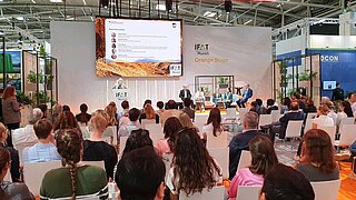 Vole Orange Stage auf der IFAT mit Panelisten auf der Bühne