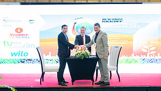 SUA wird durchgeführt in Kooperation mit den Unternehmen Vinhomes, hier vertreten durch den stellvertretenden Generaldirektor Tran Minh Trung (l) und durch die Wilo SE, Gero Boehmer (r).