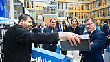 Mann zeigt dem Bundesumweltminister ein 3D-Modell