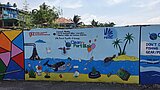 Gemälde an Wand mit Meer und Plastikmüll, darauf steht "Clean up Port Blair"