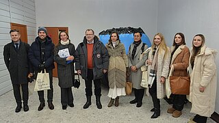 Gruppenfoto mir 9 Personen in einem Raum