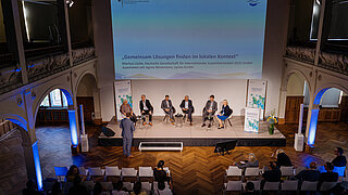 Podiumsdiskussion dreier Tandems aus Partnerorganisationen der Exportinitiative Umweltschutz und Projektdurchführern.