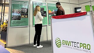 Silvia Kohlmann tauscht sich mit Besucher am Messestand aus