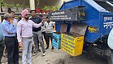 Männer vor Recyclingsystem