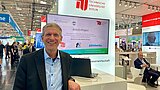 Professor der Technischen Uni Berlin an Messestand