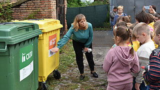 Ukrainische Schüler*innen aus Pyrjatyn erfahren mehr über die Bedeutung von getrennten Sammelsystemen und Recycling.
