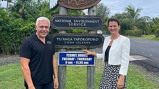 Iris Heinz und Halatoa Fua vor dem Schild eines Nationalparks