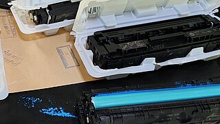 ReSoCart-ED sucht eine Lösung für das Recycling von nicht mehr wiederverwendbaren Tonerkartuschen in Ghana. Wie im Bild erkennbar stellt der Tonerstaub dabei ein zentrales Problem dar. 