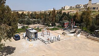 technische Anlage mit Container in Jordanien