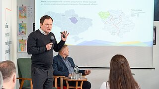 Ein Referent spricht auf einer Konferenz.