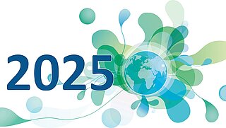 Zahl 2025, im Hintergrund Weltkugel und davon ausgehende Bubbles in grün und blau