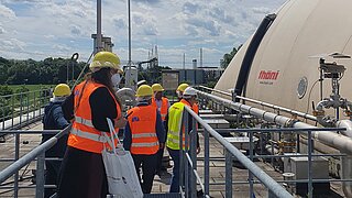 Während der Begehung der AVA-Biogasaufbereitungsanlage in Augsburg wird über Funktion und Aufbau der Anlage informiert – von der Müllsammlung und -trennung bis hin zur Produktion von Biogas und Biodünger. 